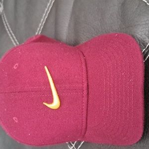 Men's Nike cap/ good condition / maroon / gold